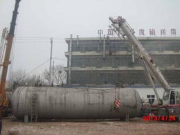 青島橡膠六廠28噸大罐吊裝現(xiàn)場
