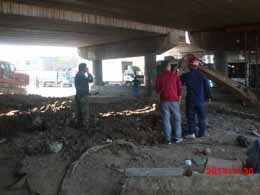 青島汽車北站紅路燈橋底挖掘機吊裝現(xiàn)場