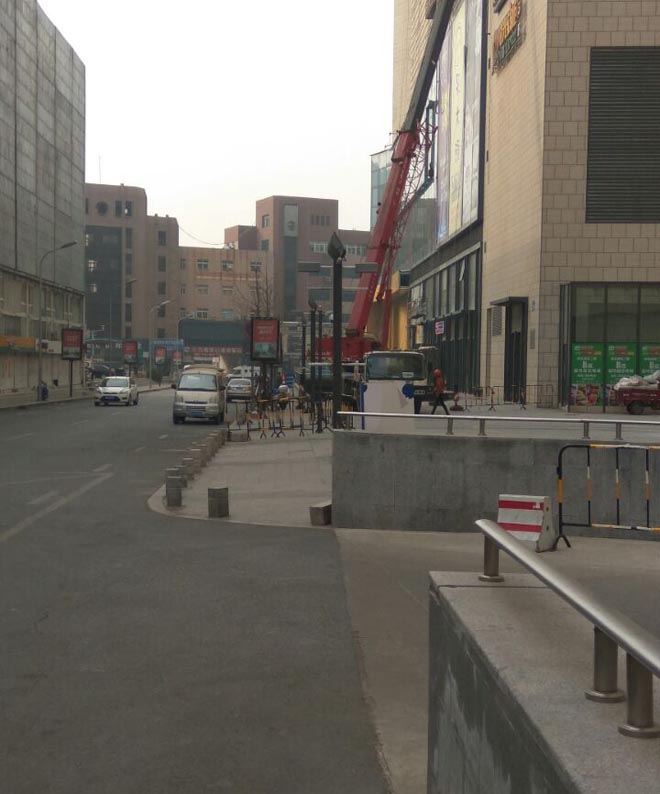 75噸吊車出租助力書院路奧克斯廣場廣告牌安裝現(xiàn)場