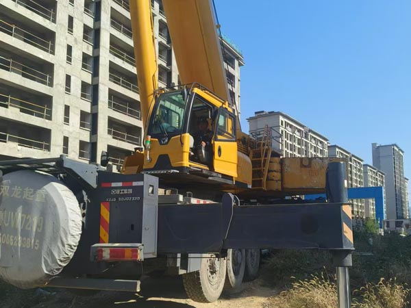 雙龍吊車(chē)租賃施工現(xiàn)場(chǎng)